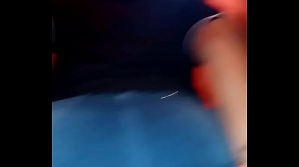 Sentou na pica sem tirar a roupa