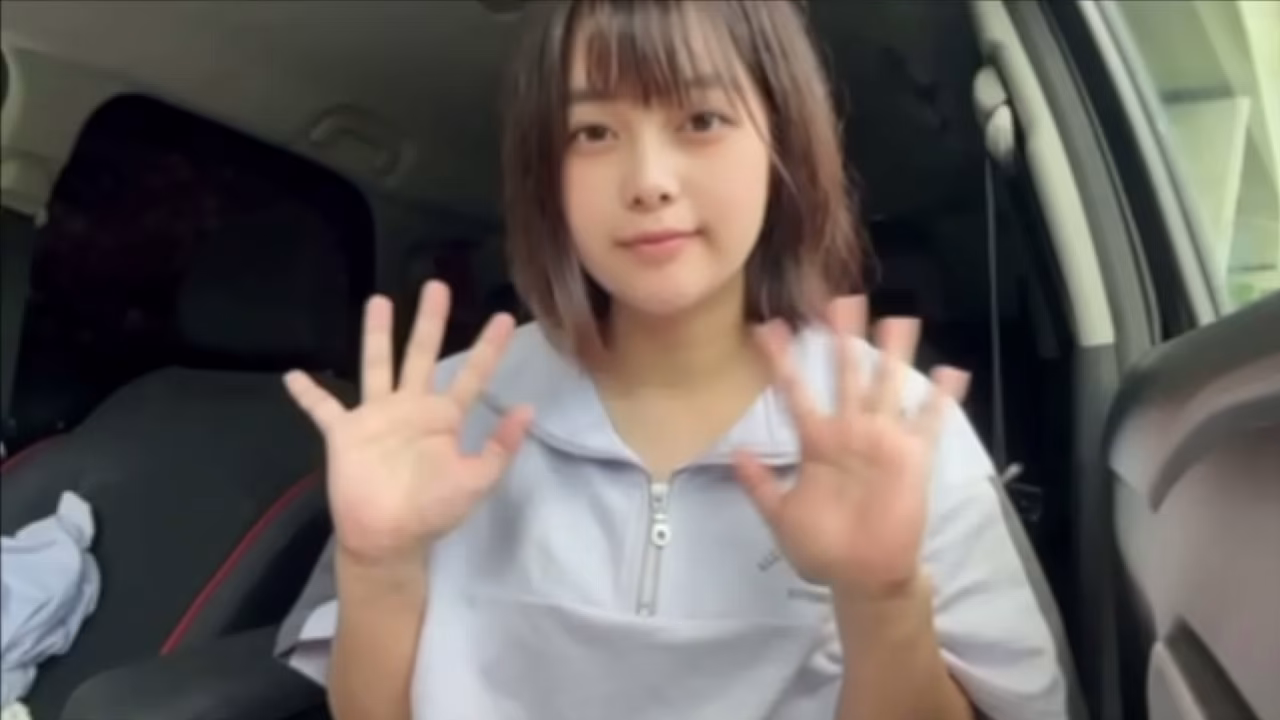 仕事から帰ってきた彼女。彼女が風呂に入る前に臭い身体のままSEX。僕にしか見せないメス顔、イキ顔がたまらない。