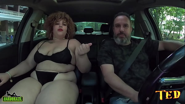 Download Video - A ruiva BBW entra na carona e causa na cidade nua no carro - Rubi Antonelli