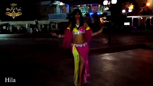 الرقاصة هيلا رقص شرقي فاحش على الطبلة في الشارع