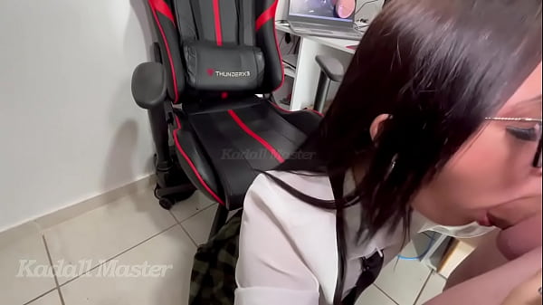 College student sucked the teacher to pass the chair