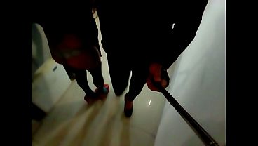 Minha namorada e eu nos vestimos com roupas femininas.