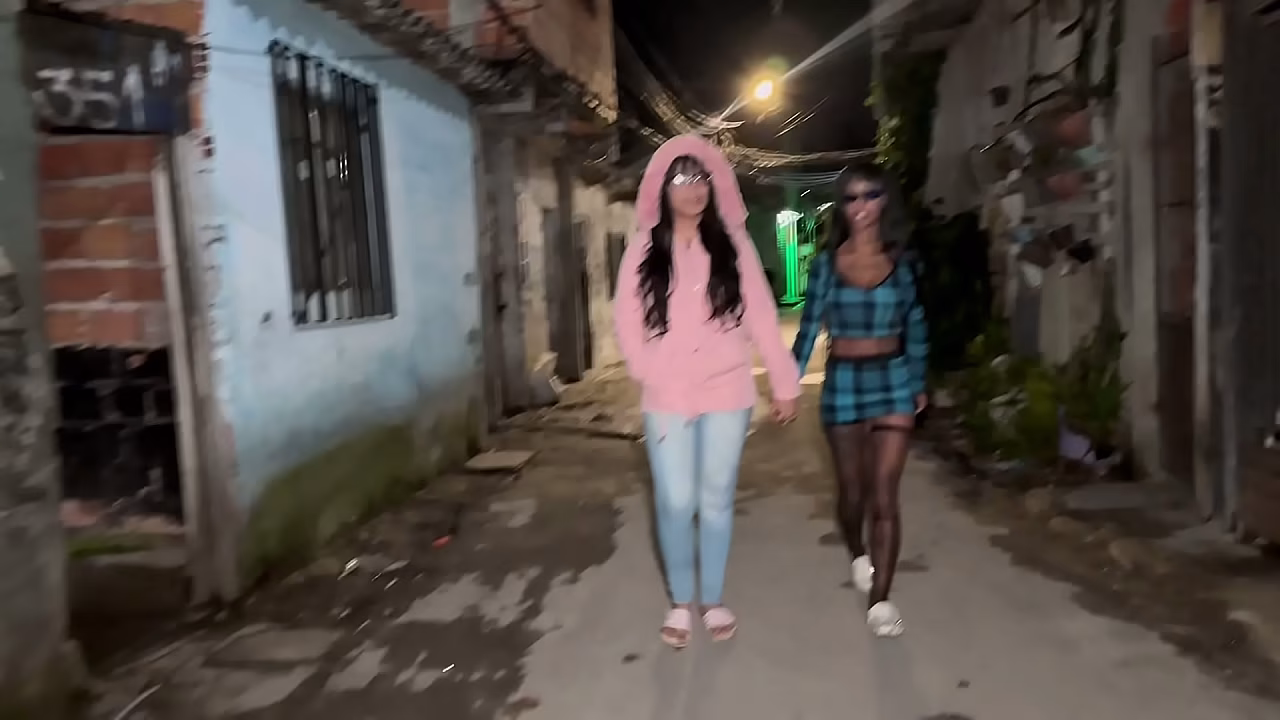 Llevé a dos jóvenes traviesas a mi choza en la favela y les mostré que son los chicos de la favela los que les gustan, pero