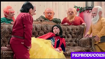 Blancanieves se pierde en el bosque y es violada por los 7 enanitos.
                   Blancanieves se pierde en el bosque y es violada por los 7 enanitos. muchos negros