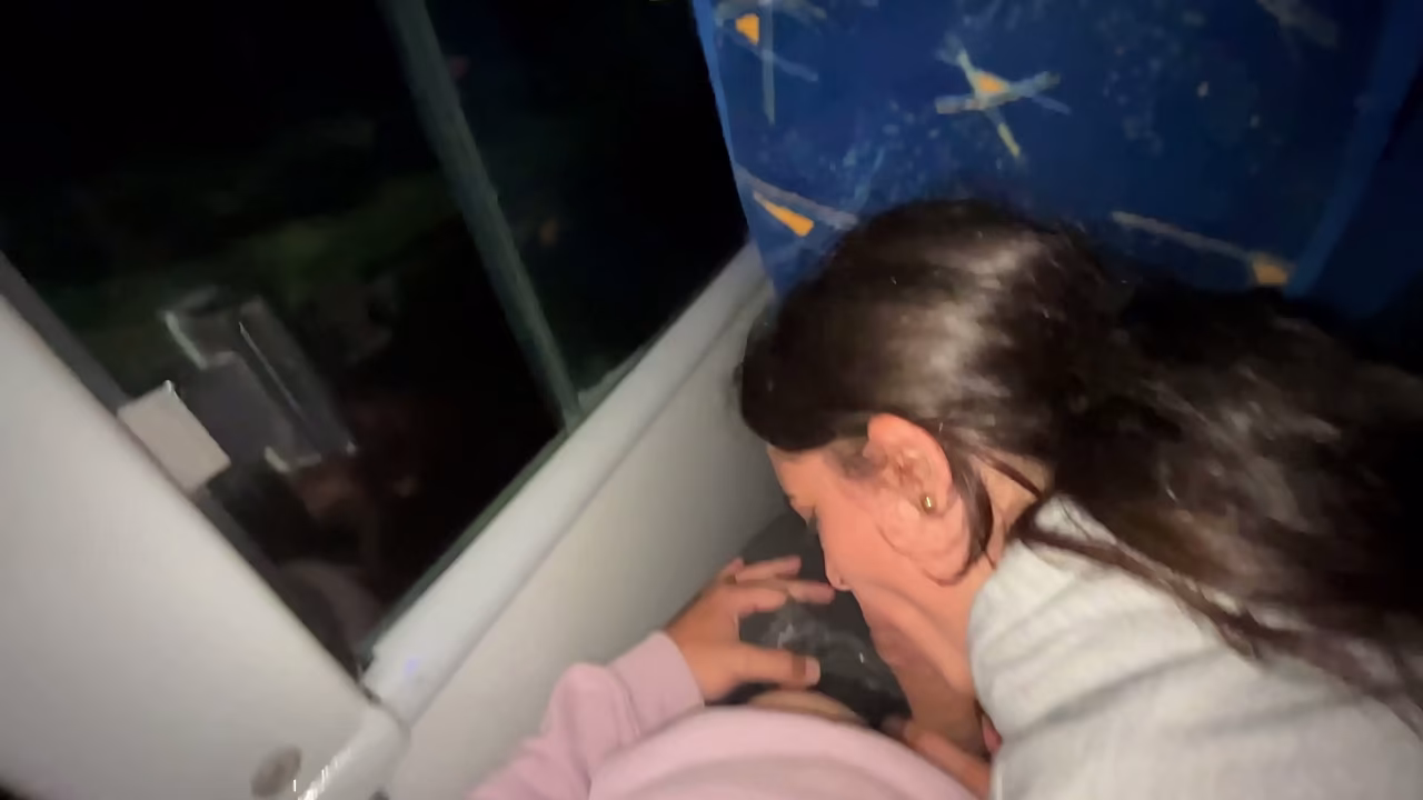 Se la chupo a un pasajero desconocido en un bus real y se corre en mi boca