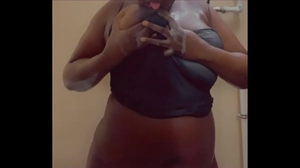 Ebony Babe Sous La Douche Jouant Avec Des Seins