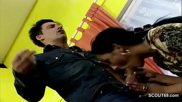 Download Video - Chef fickt junge Bewerberin in ihren kleinen Arsch