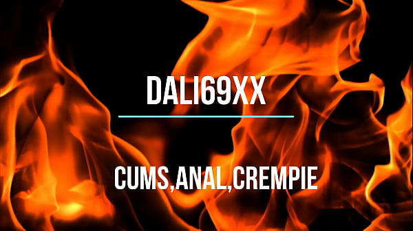 Me masturbo mi gran polla en la cama de mi hermanastra.Cumshot.