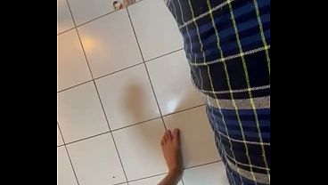 妻に裏切られた夫が、性欲に駆られて自慰行為をし、コンドームなしで友人のペニスに座っているセクシーな妻を録画する。