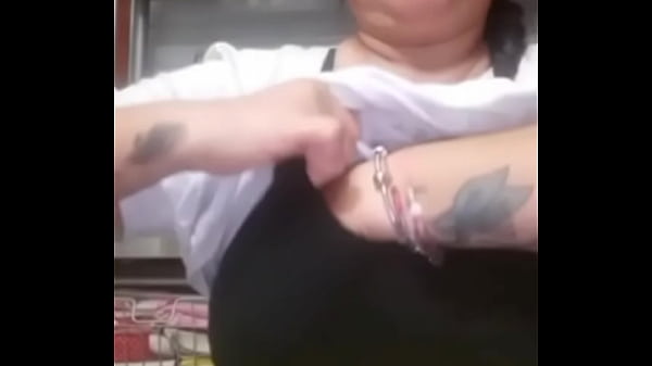 Kis ribanc mutogatja a nagy cicijét