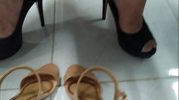 Usando Peep toe e gozando na sandália Ramarim!