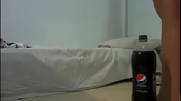 Bucetao engolindo garrafa d. litros