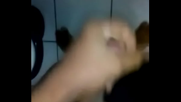 Yuri Andrada Éjacule Dans La Salle De Bain