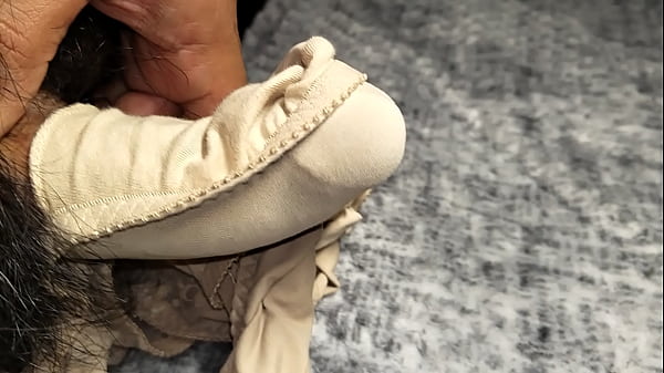 No pude evitar correrme sobre los calzones de m...