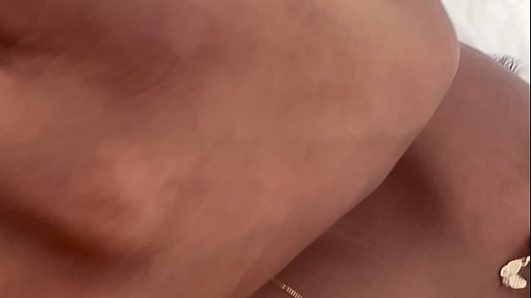 joven negra perfecta la despierto y follamos, casero