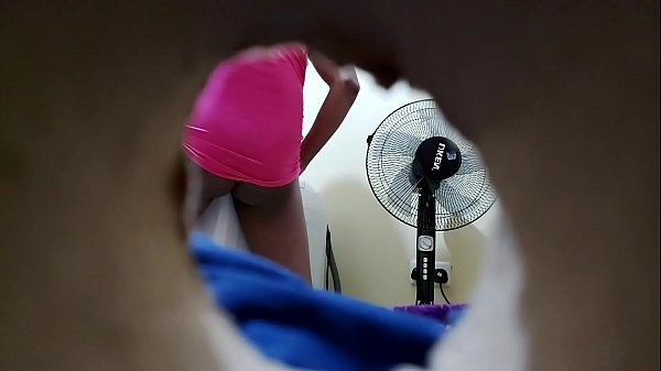 Download Video - Usinichungulie Wewe Kenyan House Maid Kwa Bedroom Yangu &lpar;2&rpar;