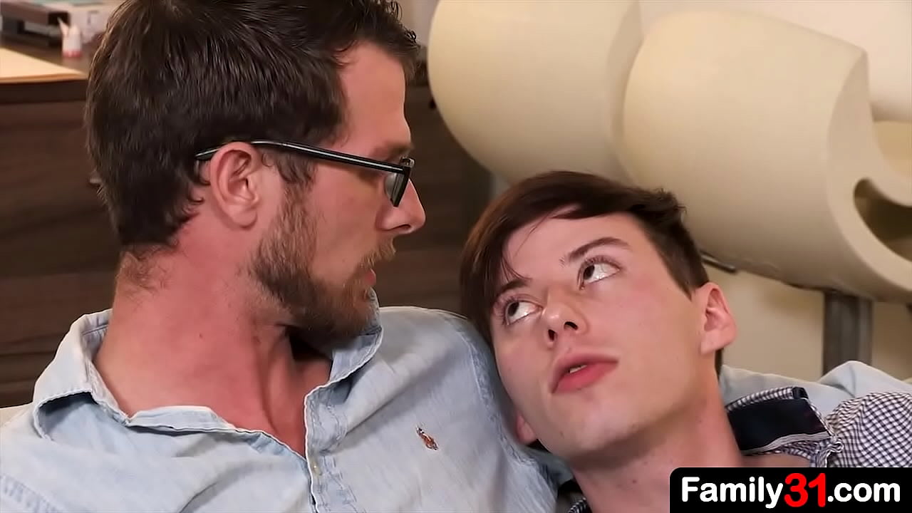 El joven y hermoso hijastro acepta con alegría los avances cachondos de su padrastro
                    fucking hardcore rough doggystyle cute gay twink bareback big dick stepfather stepdad stepson old young gay anal gay porn taboo gay stepdad and stepson muchos negros