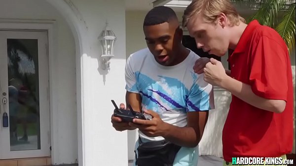 Jeune Black Baise Une Milf Aux Gros Seins