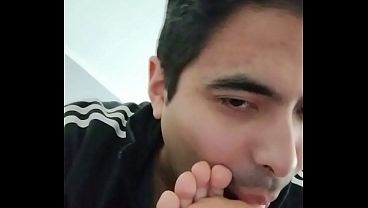 Joven le chupa los pies a su novia