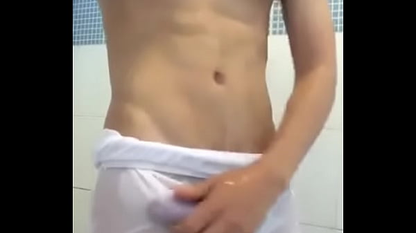 Mechendo na cueca enquanto se molha