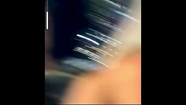 Hotwife seduziu o moto Uber deixou ele fuder sua buceta e cuzinho enquanto o corno estava escondido. No final marido aparece e pega eles no flagra
