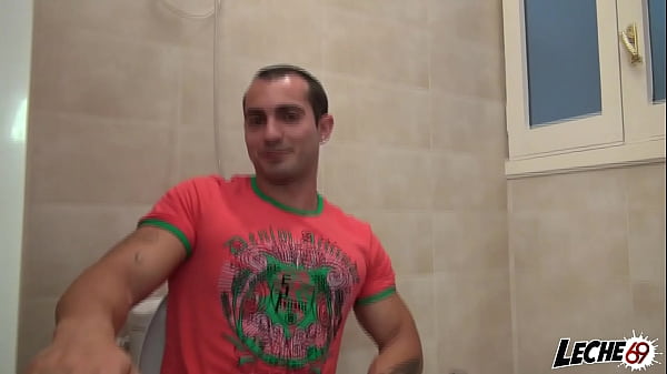 Se la empiezo a chupar mientras est&aacute; en el lavabo - LECHE69.