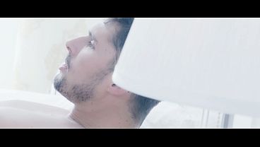 情熱的なカウガールが彼のペニスに跨がり…彼女はペニスの隅々まで自分のマンコを擦り付ける