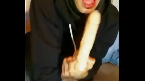 Download Video - Mamando profundo mi dildo como pr&aacute;ctica para las buenas vergas