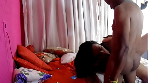 Linda boneca sendo destro&ccedil;ada e em seguida colo...