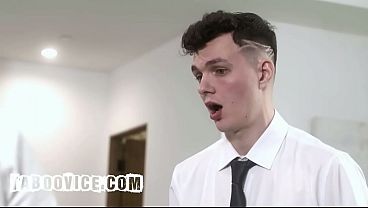 Dús mellű matróna hármasban két pappal