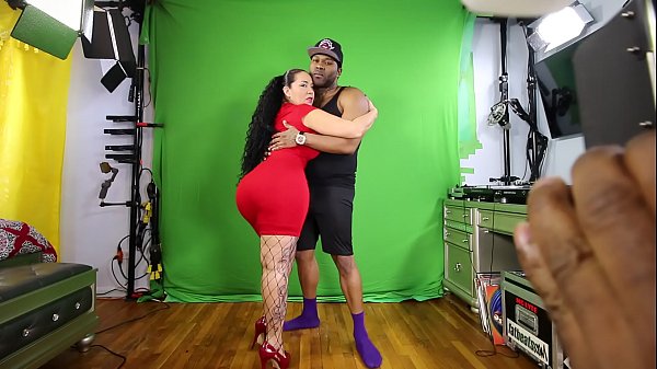 Queen RogueXXX begins her production (viewed from camera angle #1)