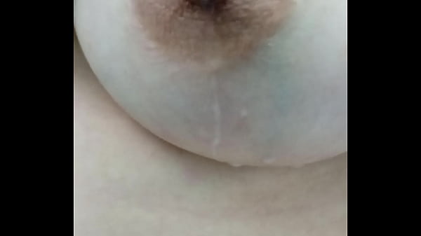 Milf italiana, scarica la tetta dura e piena di latte caldo