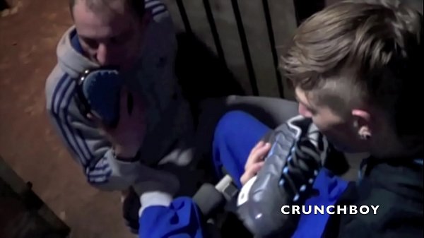 1432 hot sneaker domnationin discret parking