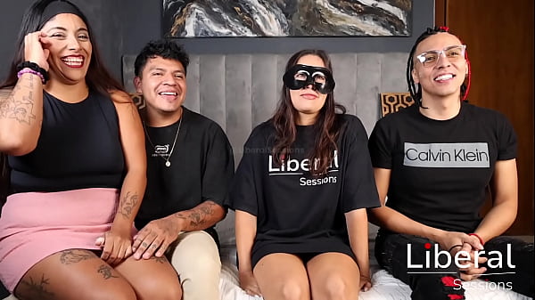 Cornuda graba a su esposo en tr&iacute;o con petite un...