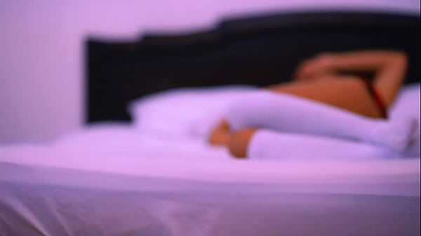 Download Video - La vecina casada se folla al vecino soltero en su habitaci&oacute;n mientras su esposo est&aacute; de viaje por trabajo&period;