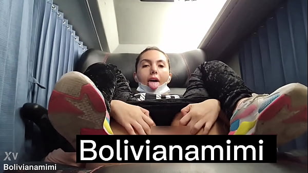 Bolivianamimi - Viajando de bus sin pantys mostrando la conchita.... video completo en bolivianamimi.tv