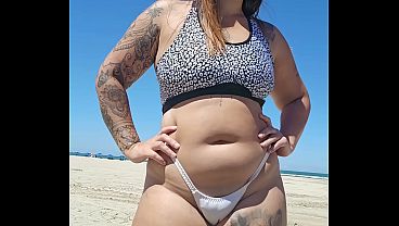 Deixei o cara de pau duro na praia, só de imaginar dentro fiquei molhadinha