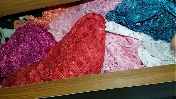 Download Video - Peguei a calcinha da minha enteada usada no cesto de roupa suja &excl;&excl;&excl; Senti o cheirinho me masturbei e gozei depois guardei a calcinha de volta no armario &excl;&excl;&excl;