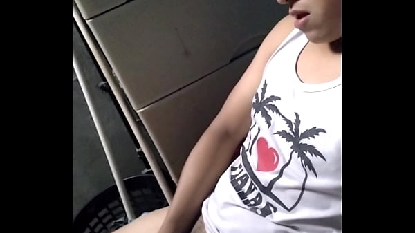 Alan Tokers s&eacute; masturba en su habitaci&oacute;n