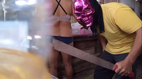 REAL SEX WITH THE NEIGHBORHOOD CRIMINAL!! THE THIEF ENTERED MY HOUSE TO TAKE THE FURNITURE, THEN HE SAW ME WASHING THE DISHES AND TOLD ME HE WAS GOING TO FUCK ME STANDING UP IN EXCHANGE FOR NOT TAKING THE FURNITURE. REAL HOMEMADE STANDING PORN.