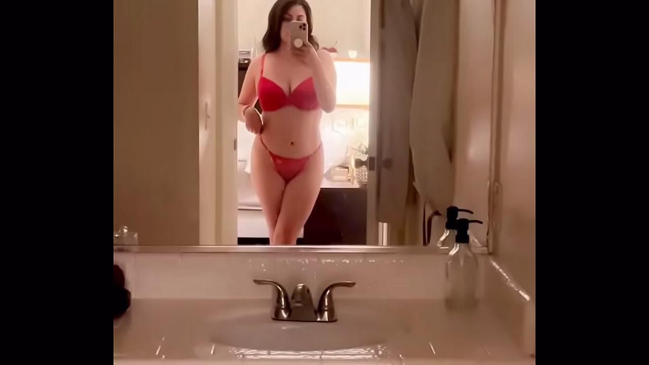 Sexy Latina shows off her body