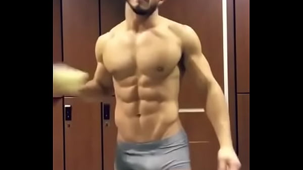 Negro gostoso se exibindo!