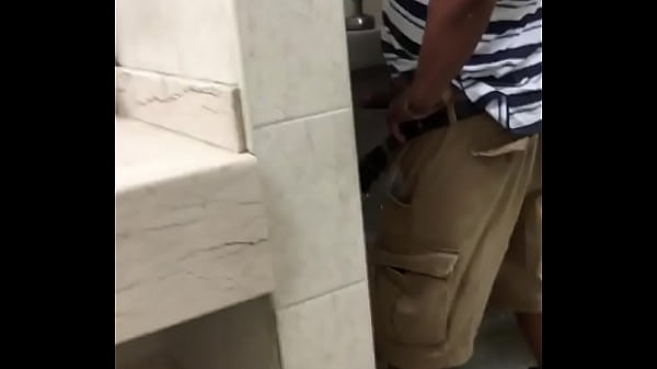 Cruising baño, señor enseñando verga