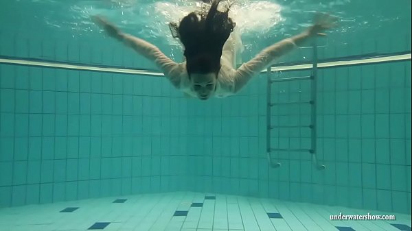Underwater hot babe Petra swims naked