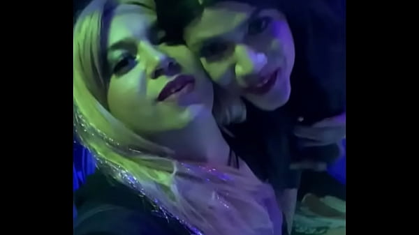 NO BAR COM AMIGA APROVEITEI PARA MAMAR O GARÇON...