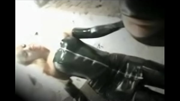 dominatrix in full latex spanking