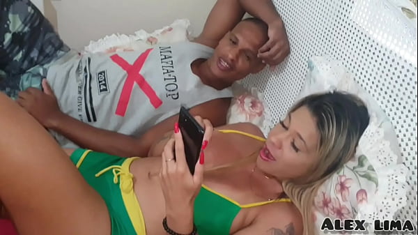 I see my friend, Monique Lopes, I'm watching porno video on my cell phone and I played an indirect and it worked, I did well I ate the naughty's Pussy
