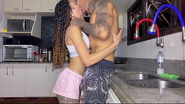 痩せていてセクシーなメイドが、上司の妻が到着する前にキッチンで上司とセックスする。この尻軽女は彼のペニスに激しくオーガズムを感じた。