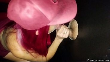 A CACHORRA DA CREMOSA ENGOLINDO PORRA DE ESTRANHO, NA CABINE GLORY HOLE