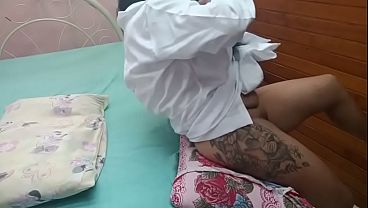 セクシーな看護師は自由時間でも自分を忘れない